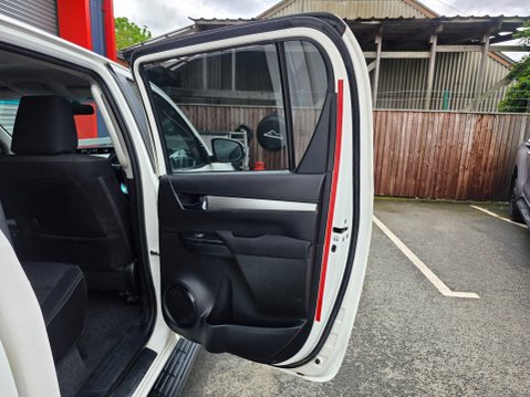 Toyota Hilux INVINCIBLE 4WD D-4D DCB AUTO 21