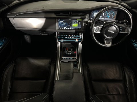 Jaguar XF D V6 S 11