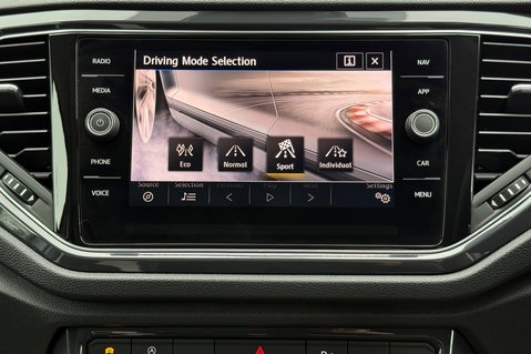 Volkswagen T-Roc SEL TSI EVO DSG -WHITE SILVER -PAN ROOF -CAMERA -WINTER PACK  47