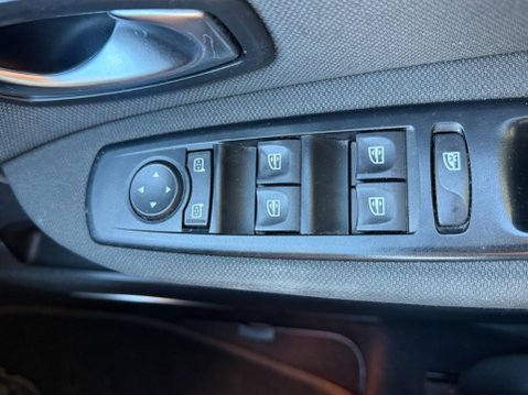 Renault Scenic 1.6 VVT Dynamique Euro 5 5dr 14