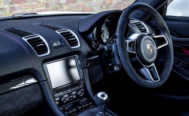 Porsche Cayman GT4 27
