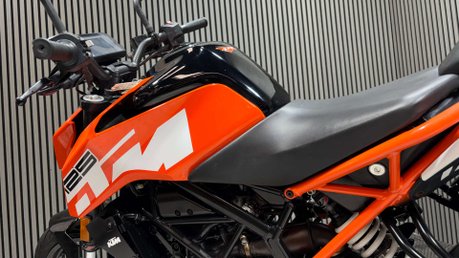 KTM Duke 2017 17K NEW MOT 125CC 15BHP NAKED BIKE 28