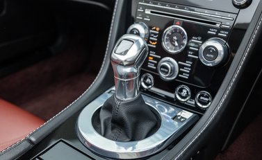 Aston Martin V12 Vantage ROADSTER 30
