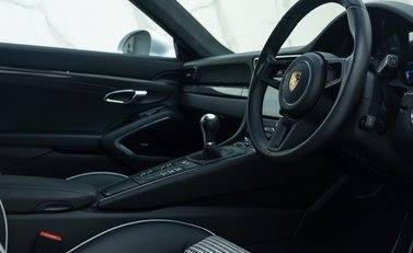Porsche 911 GT3 Touring (991.2) 13