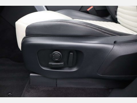Land Rover Discovery 3.0 Discovery R-Dynamic SE D MHEV Auto 4WD 5dr 41