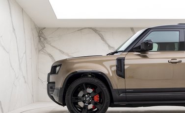 Land Rover Defender 110 X P400e 26