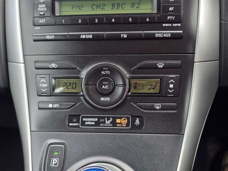 Toyota Auris 1.8 VVT-h T Spirit Hatchback 5dr Petrol Hybrid CVT Euro 5 (s/s) (136 ps) 55