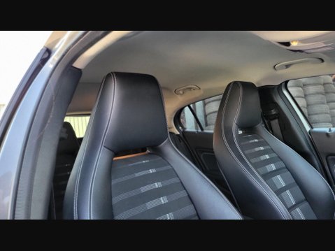 Mercedes-Benz GLA GLA 180 URBAN EDITION 19