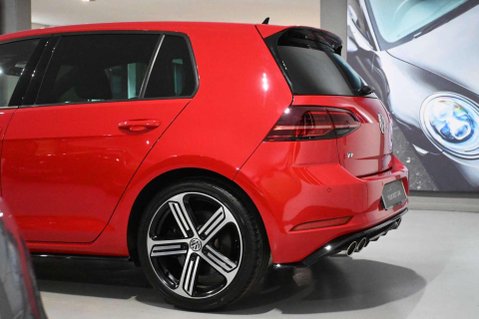 Volkswagen Golf R TSI 4MOTION DSG 2