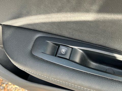 Renault Megane ICONIC E-TECH 44