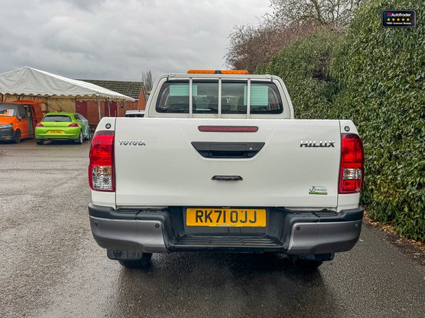 Toyota Hilux Active | 2.4 LT | AC | Sensors | Double Cab | 7