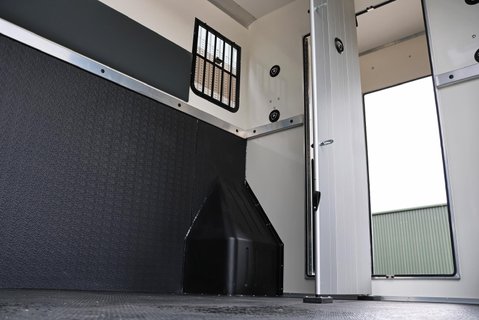 Renault Master BRAND NEW 3.5 TON STALLION BUILD EXTREME HEAVY DUTY HORSEBOX FROM SEEKER  12