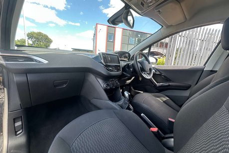 Peugeot 208 1.2 PureTech Signature Hatchback 5dr Petrol Manual Euro 6 (s/s) (82 ps) 21