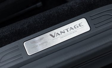 Aston Martin V8 Vantage ROADSTER 28
