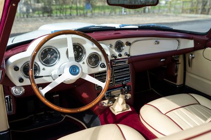 Aston Martin DB4 Series III 21