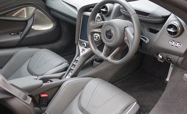 McLaren 720S Luxury 25