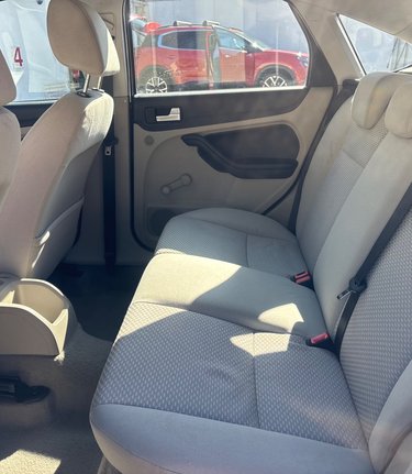 Ford Focus LX 16V.. CREAM UPHOLSTERY.. IDEAL FAMILY CAR.. NEW MOT 3