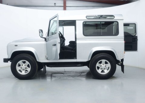 Land Rover Defender 2.4 TDCi XS Station Wagon 3dr Diesel Manual 4WD SWB Euro 4 (122 bhp) 55