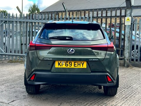 Lexus Ux 250H 14