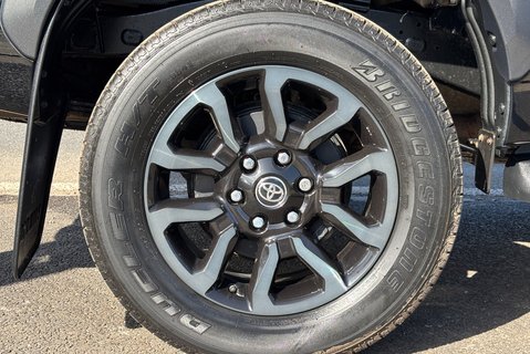 Toyota Hilux Invincible X 4WD 2.8 D-4D Double Cab Pickup - Hardtop Canopy 35