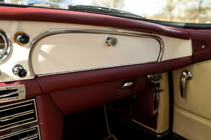 Aston Martin DB4 Series III 27