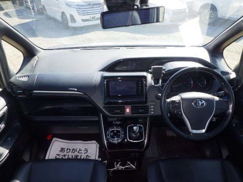 Toyota Esquire Hybrid 5