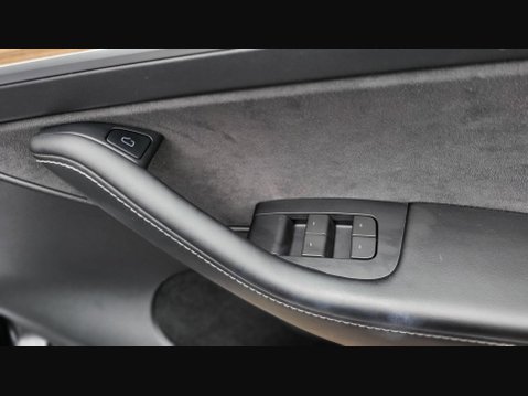 Tesla Model Y LONG RANGE AWD 22