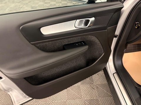 Volvo XC40 2.0 B3 MHEV Plus Dark DCT Auto Euro 6 (s/s) 5dr 34
