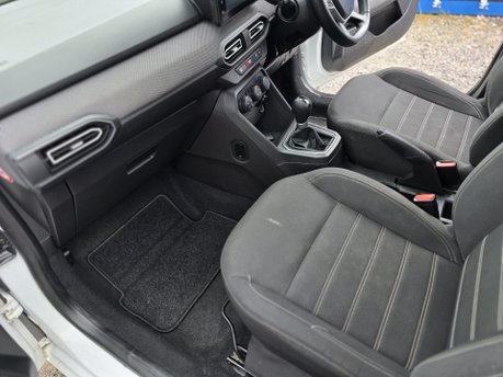 Dacia Sandero 1.0 TCe Expression Hatchback 5dr Petrol CVT Euro 6 (s/s) (90 ps) 32