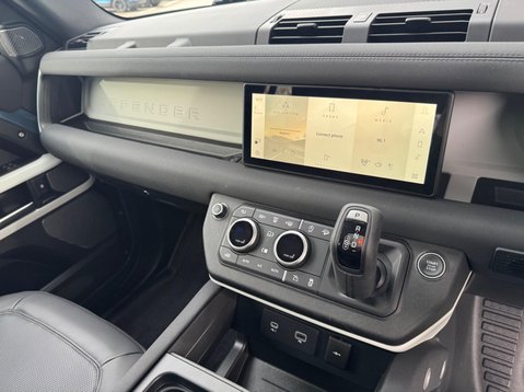 Land Rover Defender SE MHEV 23