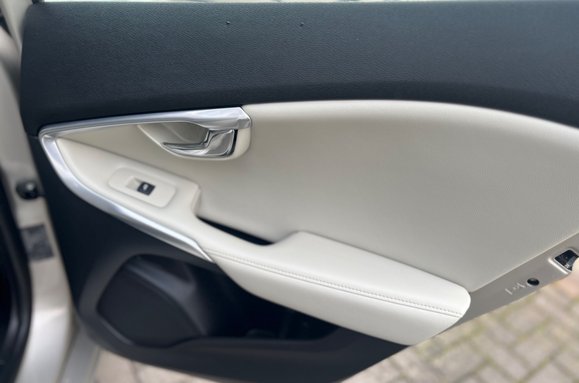 Volvo V40 2.0 T3 INSCRIPTION 26