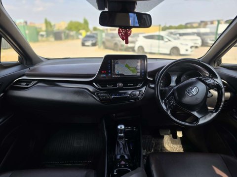 2017 Toyota C-HR thumbnail 7