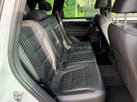 Volkswagen Touareg 3.0 TDI V6 BlueMotion Tech R-Line Tiptronic 4WD Euro 6 (s/s) 5dr 25