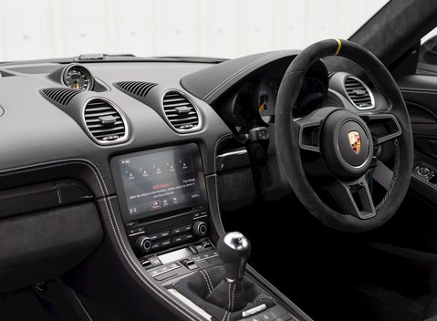 Porsche 718 Cayman GT4 17