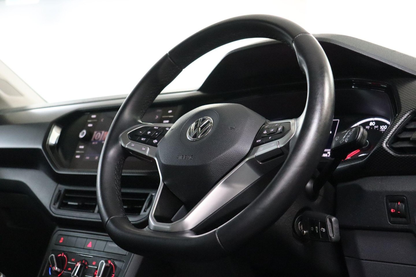 2019 Volkswagen T-Cross — image 10