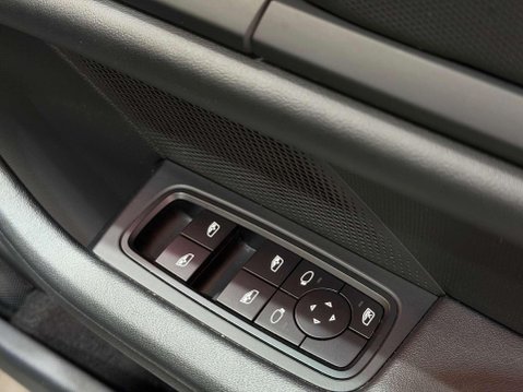 Porsche Taycan Performance 79.2kWh Saloon 4dr Electric Auto RWD (408 ps) 39