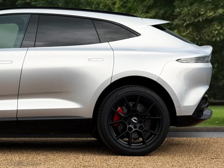 Aston Martin DBX V8 11