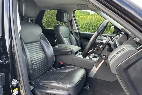Land Rover Discovery D300 HSE Panel Van - Rear Seat Conversion / Black Pack 32