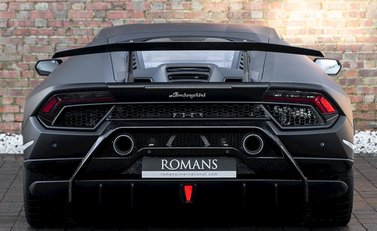Lamborghini Huracan LP640-4 Performante 5