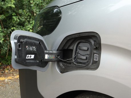 Peugeot Expert Expert 100kW 75kWh Professional Van Auto 13