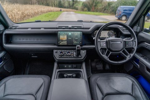 Land Rover Defender D300 X-Dynamic HSE URBAN 12