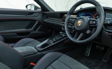 Porsche 911 Targa 4 GTS (992) 12