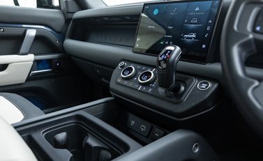 Land Rover Defender 90 D300 X-DYNAMIC HSE 37