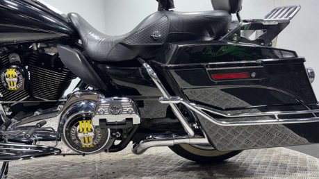 Harley-Davidson Touring 1690 FLHRC ROADKING CLASSIC 2012 TO MANY EXTRAS 21' WHEEL 29