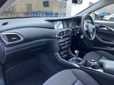 Infiniti Q30 1.6T Premium InTouch Hatchback 5dr Petrol Manual Euro 6 (s/s) (122 ps) 17
