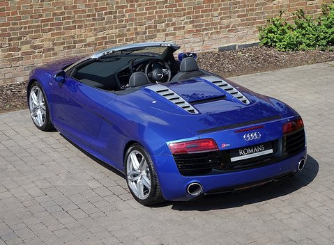 Audi R8 V10 Spyder 12