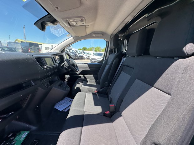 Vauxhall Vivaro LWB L2H1 [SOLD CR] Low Roof Pro 2900 Air Con Nav Sensors EURO 6 13