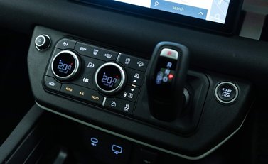 Land Rover Defender SE 15