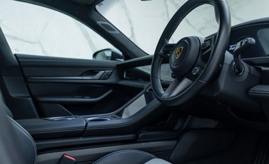 Porsche Taycan TURBO S CROSS TURISMO 13