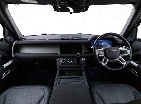 Land Rover Defender SE 12